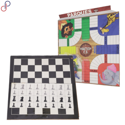 Tablero de ajedrez con sus piezas en papel, junto a un parqués de madera con sus fichas.